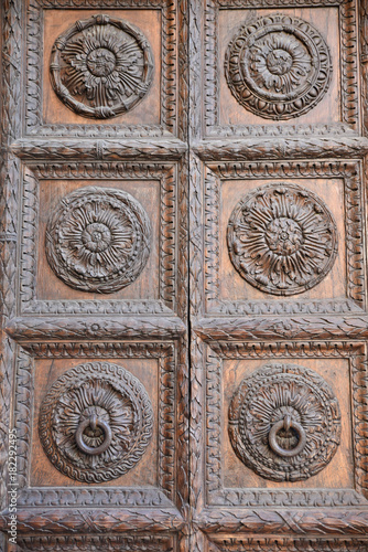 Porte sculptée du Duomo à Lucca en toscane, Italie