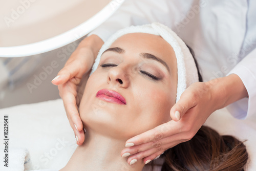 Frau erhält Massage im Schönheitssalon