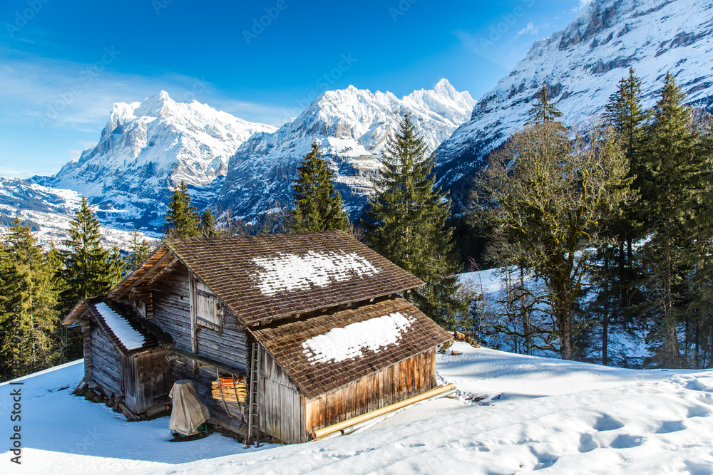 Fototapeta premium Verschneite Almhütte in den Alpen