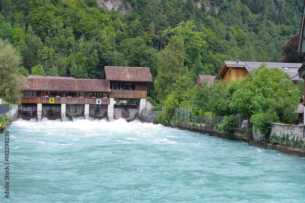 Naklejka premium La rivière Aare à Interlaken en Suisse