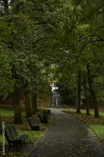 Chemin ombragé avec banc le long vers l'un des escaliers pour sortir du parc Josaphat à Schaerbeek