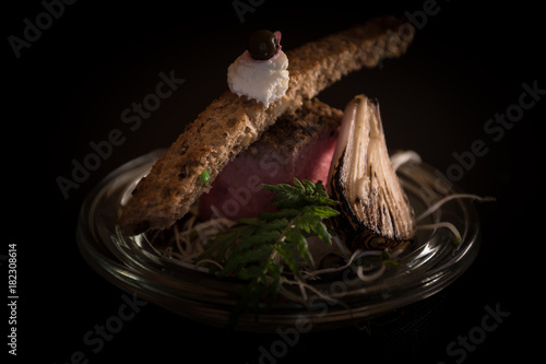 Roastbeefwürfel mit Brotchip und geflämmter Schalotte