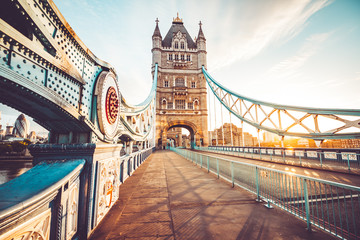 Fotobehang Tower Bridge Tower Bridge Londen overdag  © kbarzycki