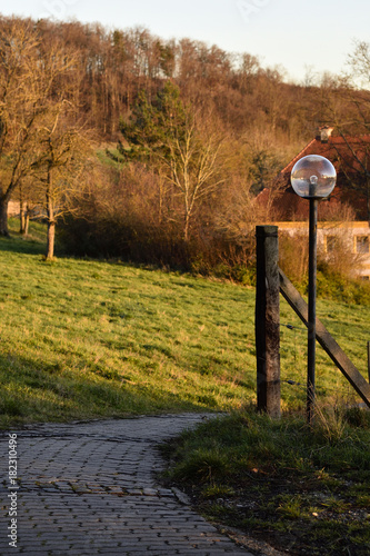 landschaft, natur, herbst, baum, ast, gras, green, way, asphalt, strassenlampe, zaun, haus, dach, rot, abenddämmerung, germany, europa, neresheim, wiese, spazieren gehen photo