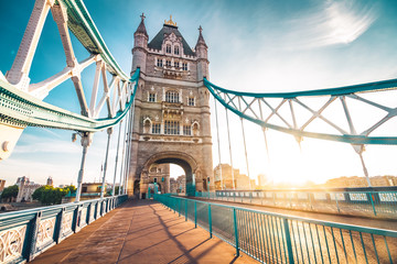 Fotobehang Tower Bridge Tower Bridge Londen vanaf de oever  © kbarzycki