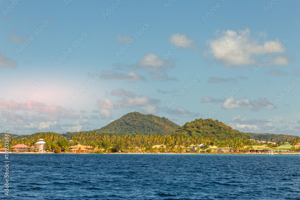Le Marin, Martinique, Caraïbes: côte montagneuse vue de la mer