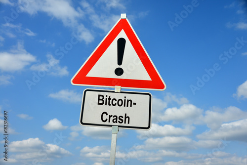 Bitcoin-Crash, Bitcoin-Blase, Spekulation, Spekulationsblase, Digitalwährung, Blockchain, Schild, Achtung, symbolisch, Zahlungsmittel, Buchungssystem, Geldwäsche, Darknet, Streaming, Internet, Wallet