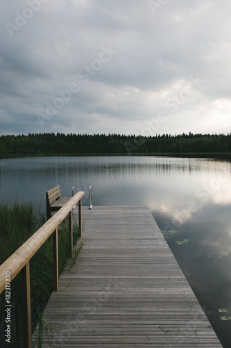 Steg zum ruhigen See in Finland