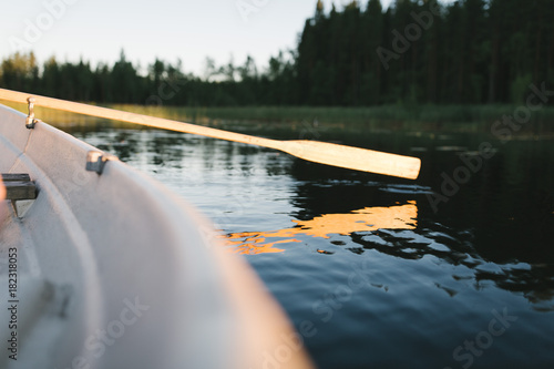 Fotografie Ruderboot an ruhigem See in Finnland