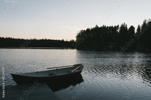 Fotografía Ruderboot an ruhigem See in Finnland