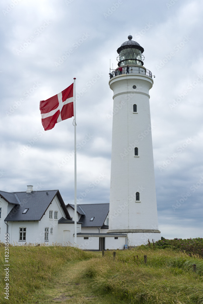 Dannebrog und weißer Leuchtturm von Hirtshals an der dänischen Nordseeküste Dannebrog und weißer Leuchtturm von Hirtshals an der dänischen Nordseeküste
