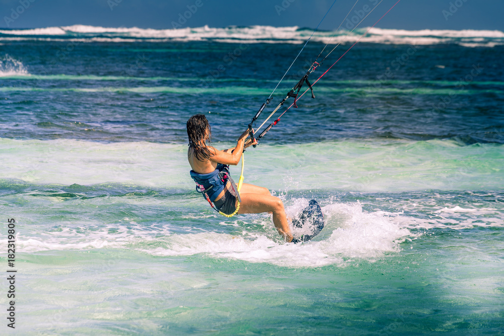 Martinique : femme qui fait du kitesurf (Woman is kitesurfing) Martinique : femme qui fait du kitesurf (Woman is kitesurfing)