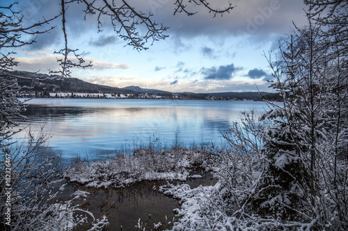 Im Winter abends am Schluchsee in Deutschland 