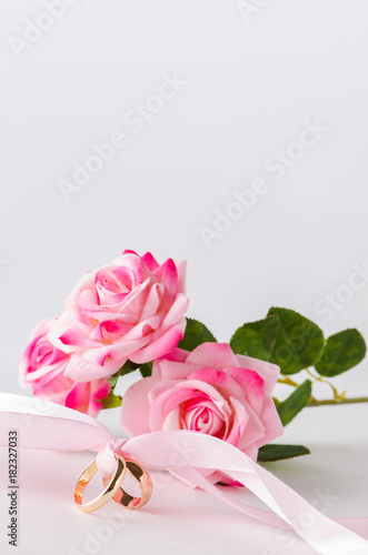 Fototapeta Naklejka Na Ścianę i Meble -  Wedding concept with rings and roses