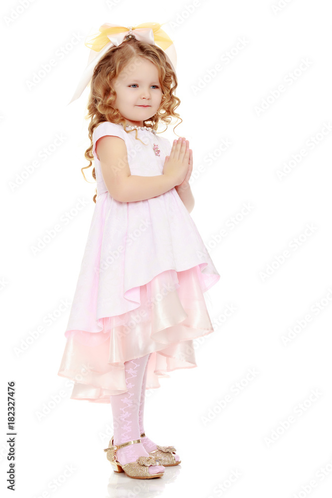 The little girl is full-length. The little girl is full-length.
