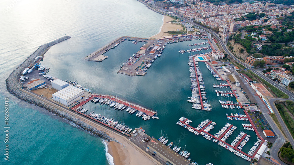 Vue aérienne du port d'Arenys de Mar, sur la Costa Brava