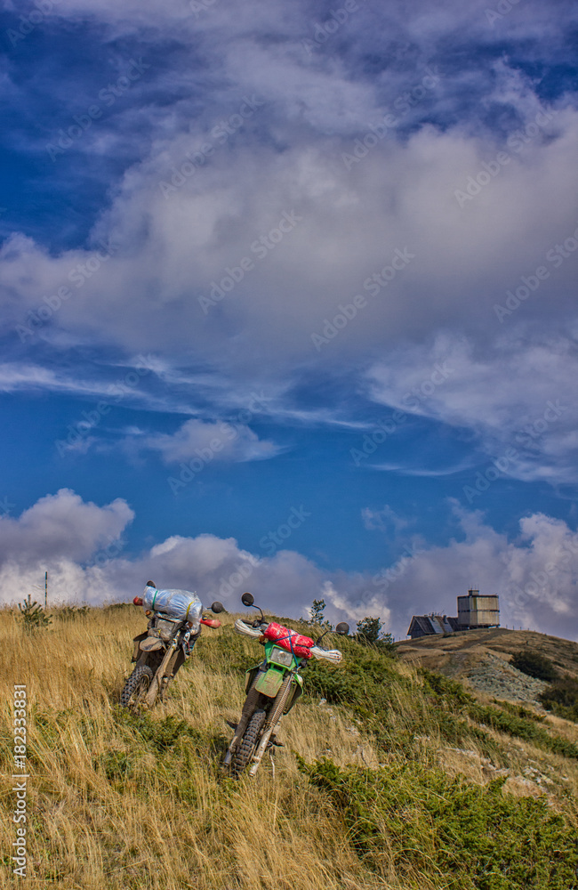 Obraz premium Enduro journey with dirt bike high in the mountains