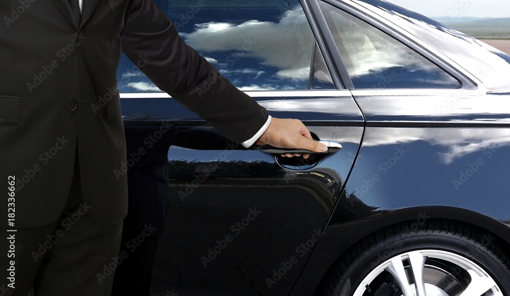 Obraz premium Drzwi samochodu otwierające dłoń kierowcy