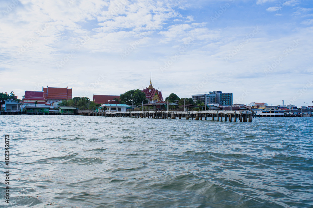 Naklejka premium 青空の下にある海辺のお寺（パタヤ沖）