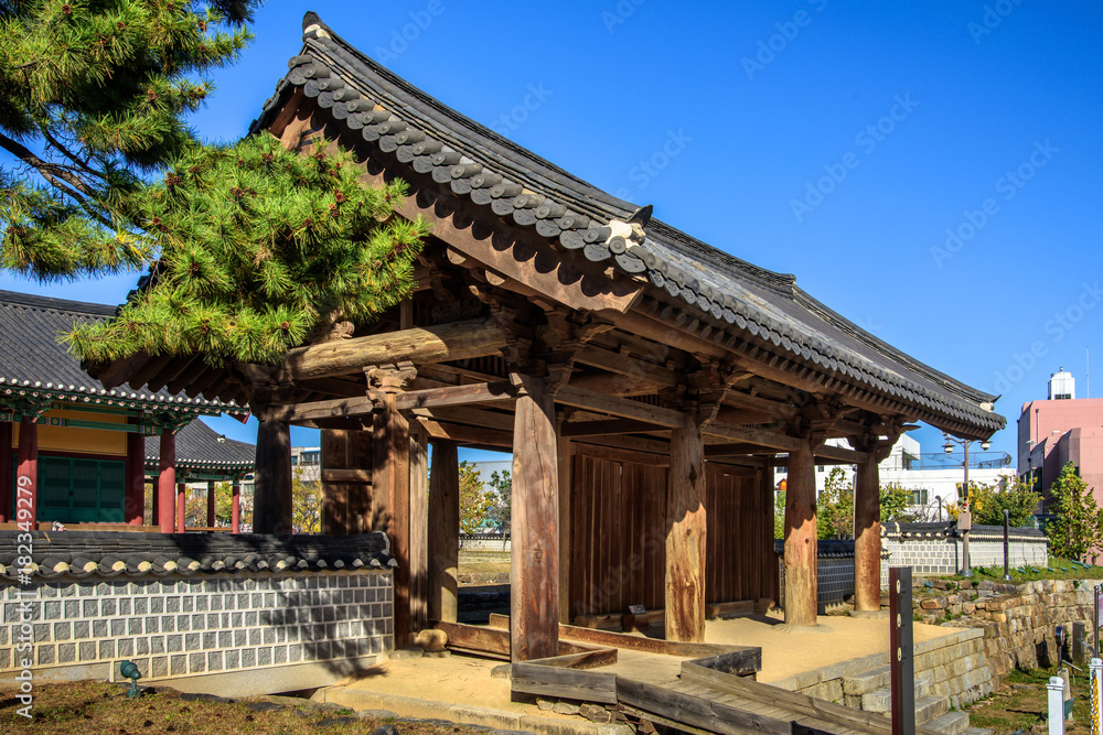 Naklejka premium Gangneung-si, Gangwon-do, South Korea - Gangneung Imyeonggwan Sammun (Old gate to guesthouse in Gangneung)
