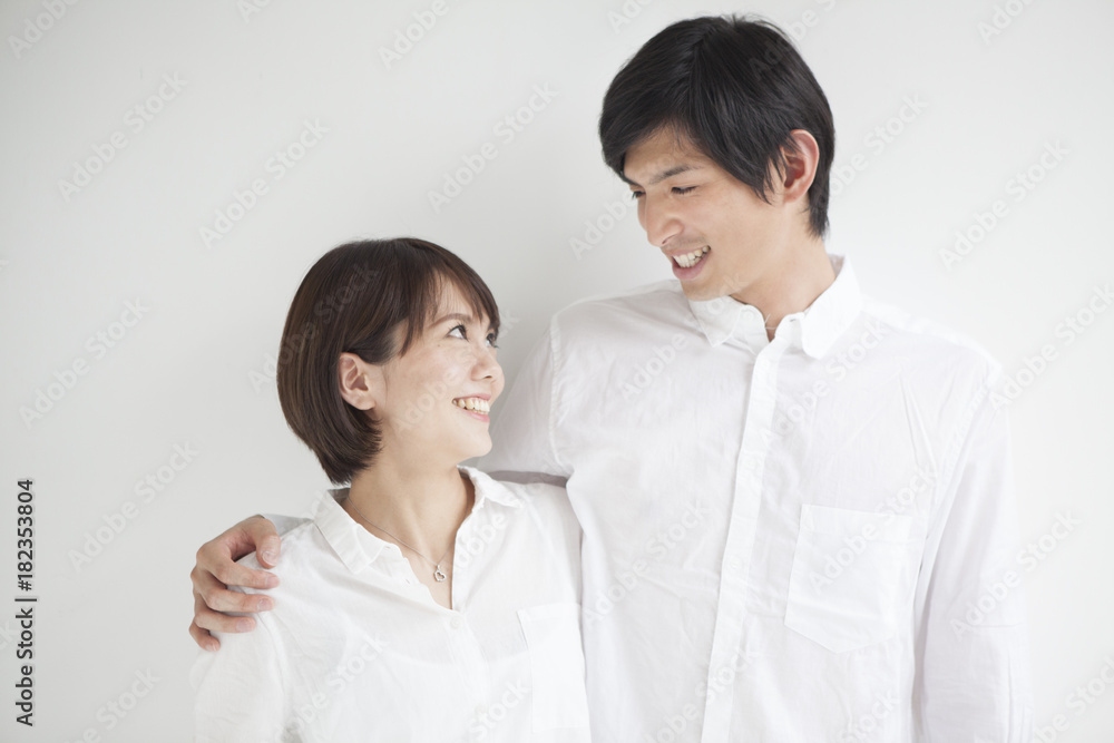 The couple is taking a commemorative photo. The couple is taking a commemorative photo.