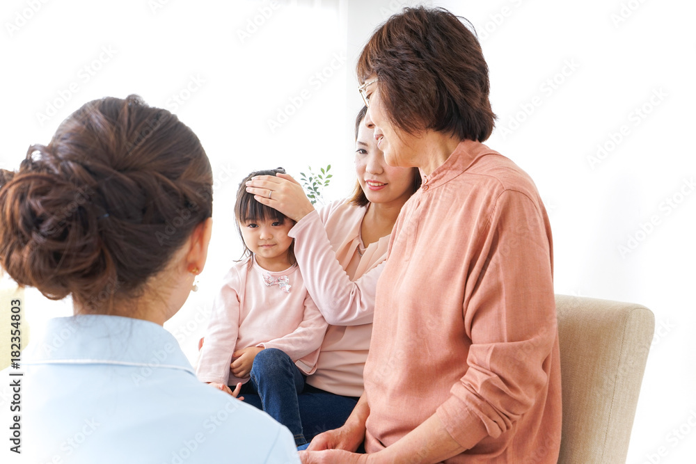 家族で検診を受ける子供 家族で検診を受ける子供