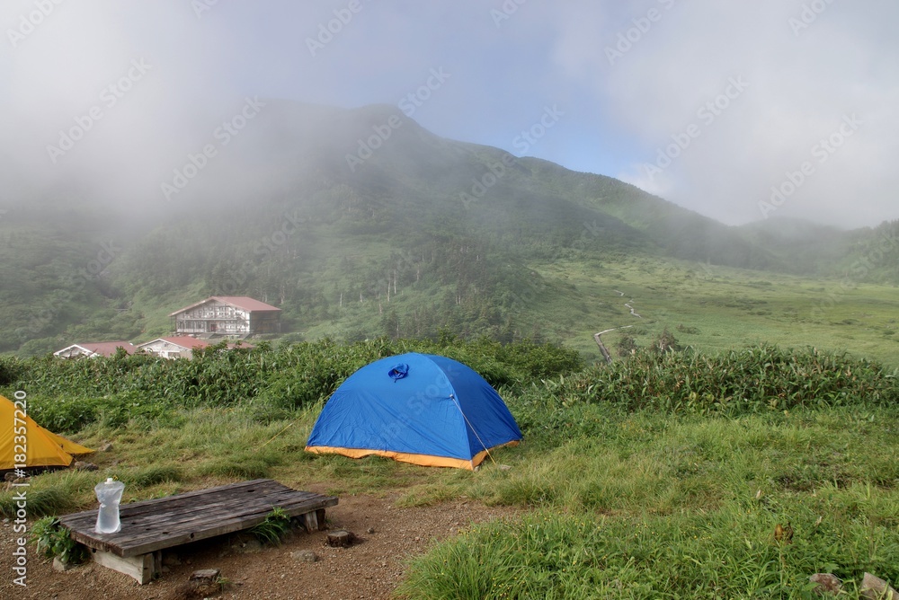 山のキャンプ場のテント 山のキャンプ場のテント
