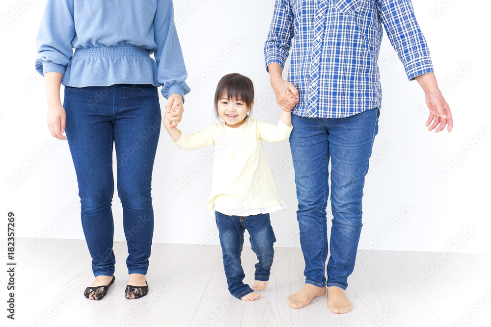 仲良しの子供と母とおばあさん