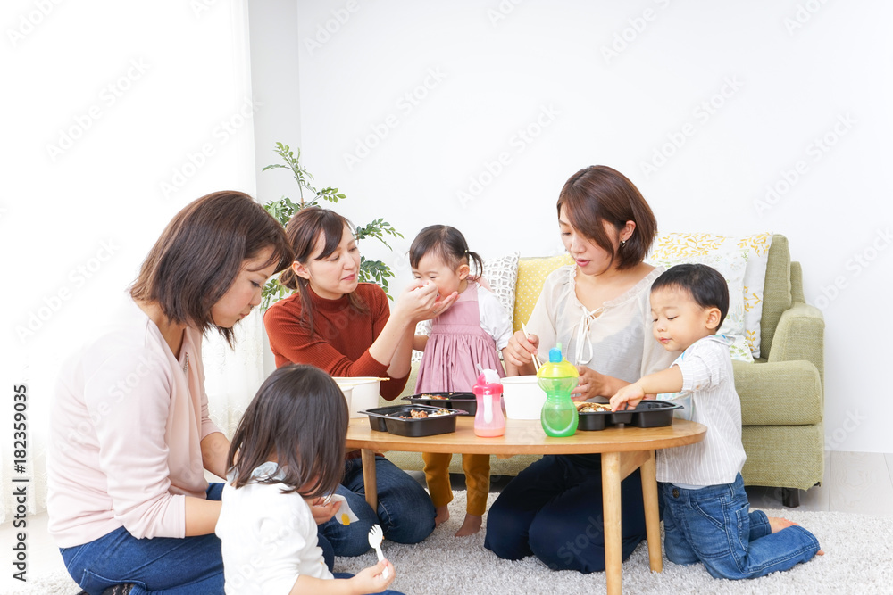 ランチパーティーをするママ友と子供