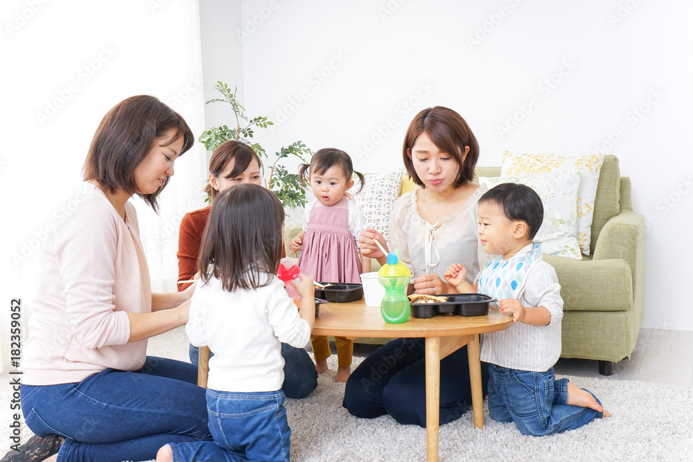 ランチパーティーをするママ友と子供