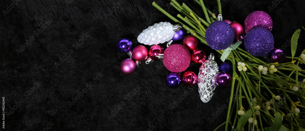 lila und rosa Christbaumkugeln lila und rosa Christbaumkugeln