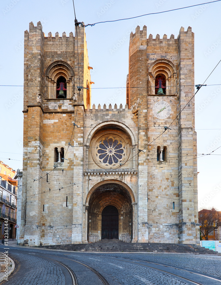 Fototapeta premium Lisbon cathedral at day, nobody