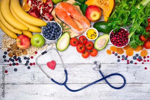 Obraz Wybór zdrowej żywności dla serca. Koncepcja zdrowej żywności, diety i zdrowego stylu życia. Widok z góry