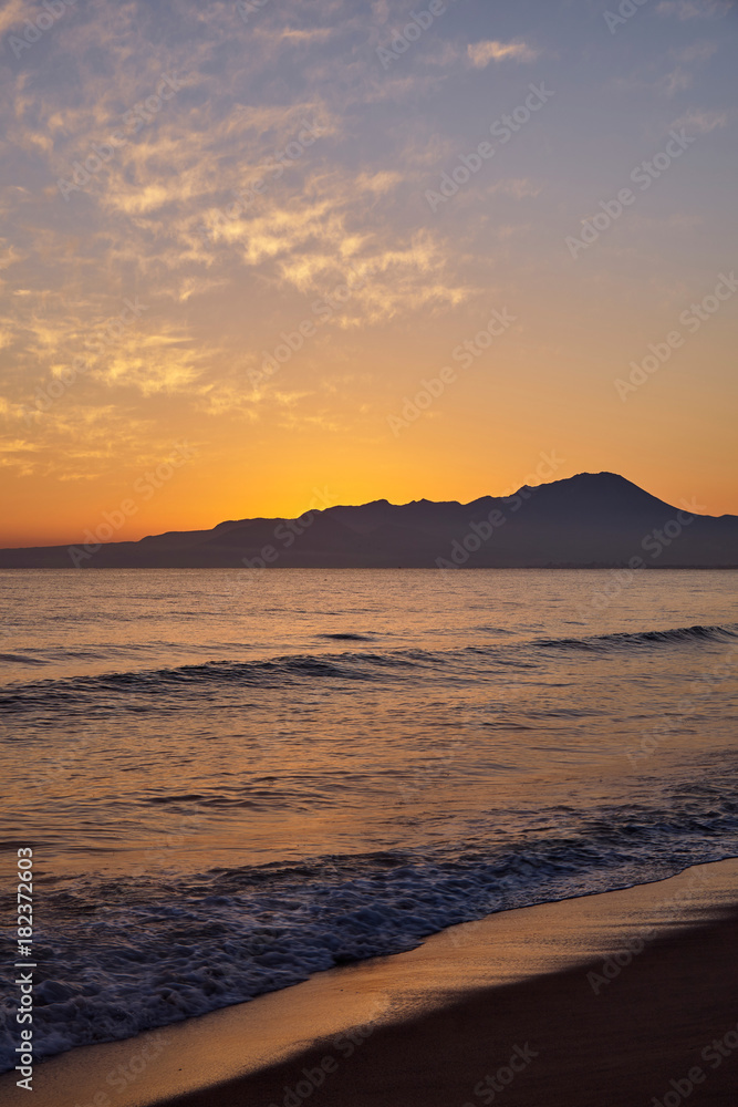 Fototapeta premium 弓ヶ浜から望む大山の夜明け