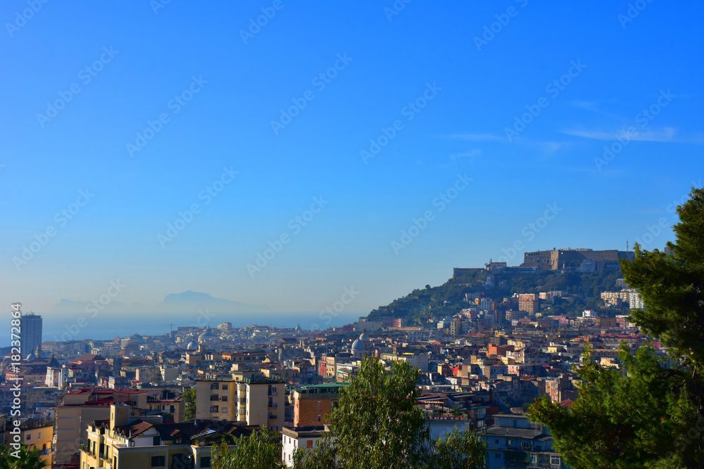 Napoli, Capodimonte, la Reggia e il parco. Panorama dal belvedere. Veduta di Capri