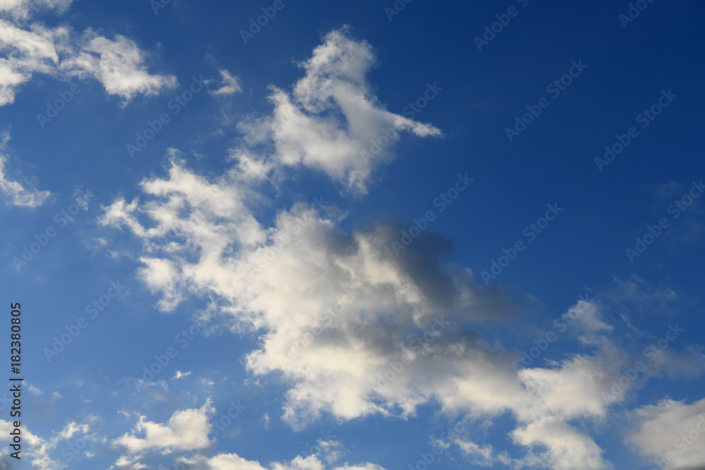 Fototapeta premium 青空と雲「空想・雲のモンスターたち(顔がくしゃくしゃになったモンスターなどのイメージ）」（顔がくしゃくしゃ、べろべろばー、顔が歪む、驚いて、怯える、破顔一笑などのイメージ）