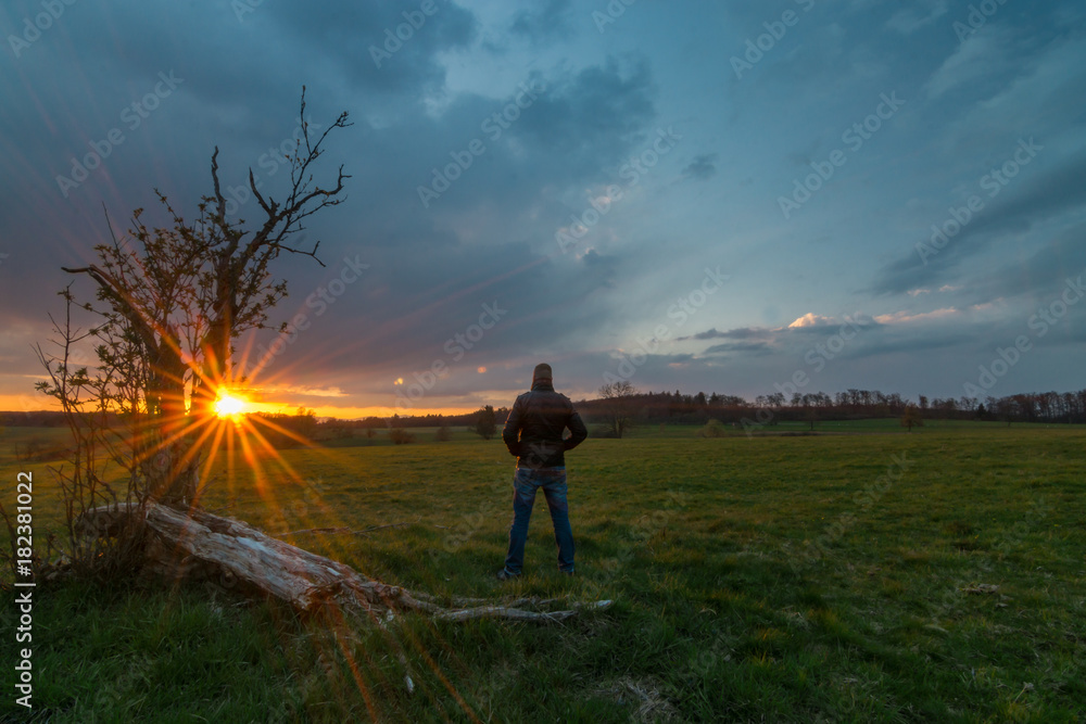 Fototapeta premium Mann im Sonnenuntergang