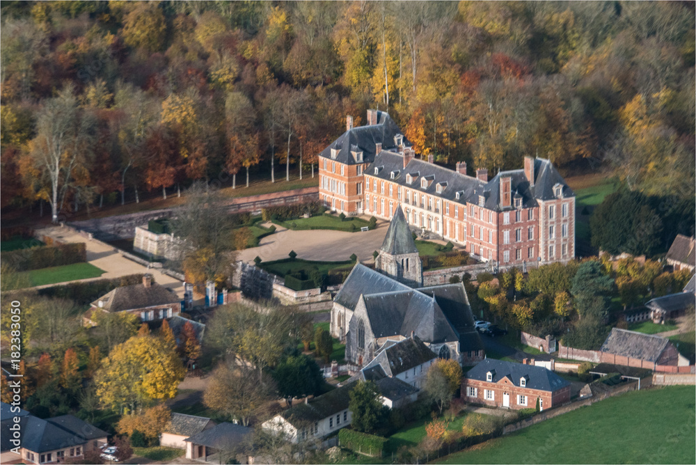 Vue aérienne du château d'Heudicourt à l'automne dans l'Oise en France