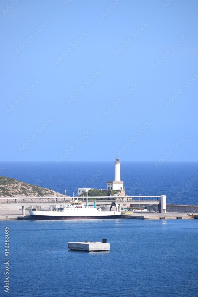 Der Hafen von Ibiza (Teilansicht mit Mole und Leuchtturm), Balearen, Spanien - schwimmender Schiffsanleger / Ponton im Vordergrund