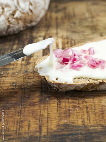 Brotzeit mit Kochkäse mit Musik