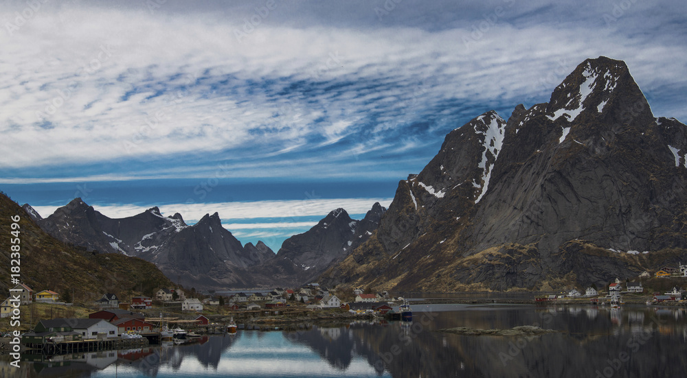 Paysage traditionnel de l'archipel des Lofoten à Reine, Norvège, Europe