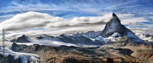 Fotografia Amazing View of the panorama mountain range near the Matterhorn in the Swiss Alps
