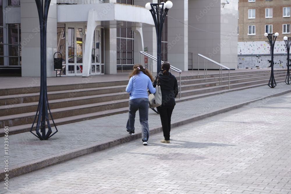 Obraz premium Mother and daughter enjoying sunset on a lake.
