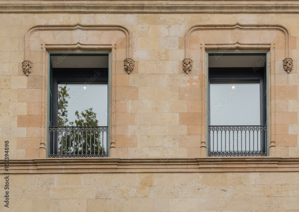 Große Fenster eines mediterranen Hauses