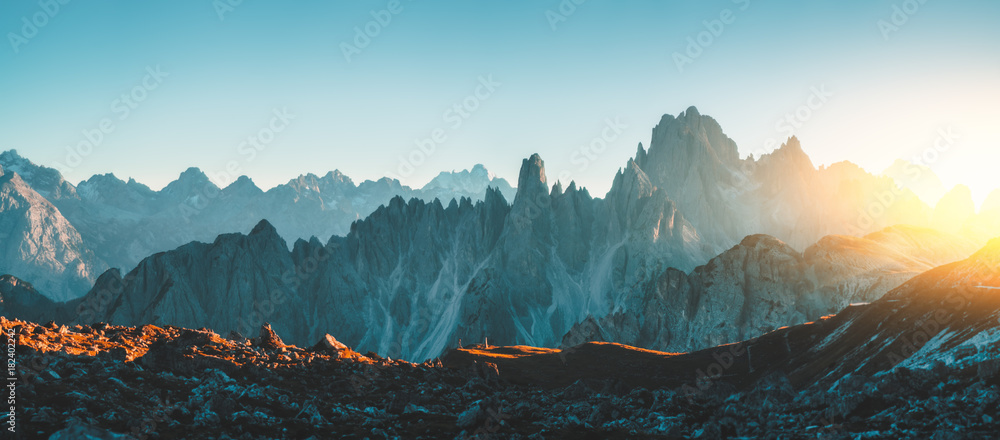 Fototapeta premium Dolomity Alpy skaliste pasmo górskie w Tre Cime Di Lavaredo