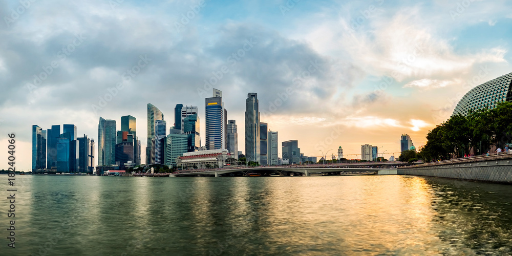 Fototapeta premium Singapore business district skyline during sunset. Group of skyscrapers at Marina Bay, Singapore.