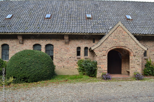 ingang van een klooster in de bossen van de Slangenburg in de Achterhoek