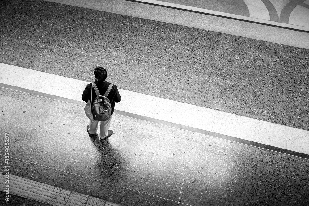 Φωτογραφία Man standing on the floor and lost his way