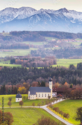 Wallfahrtskirche Wilparting im Herbst  Bayern  Deutschland