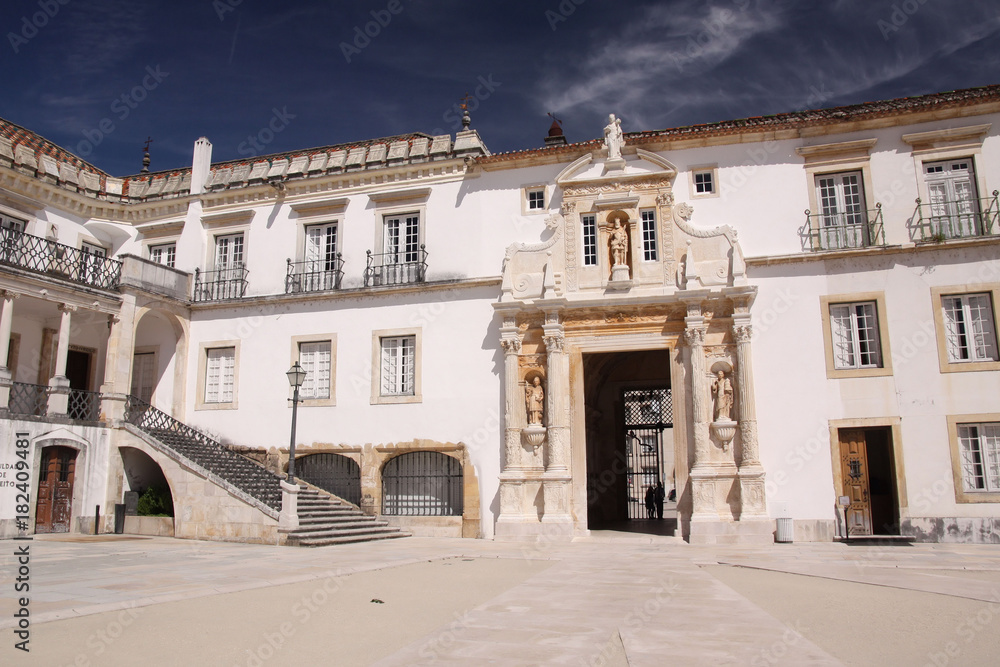 Portugal, porche de l'ancienne université de Coimbra